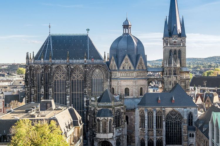 Blick auf den Aachener Dom mit Vorplatz in der Aachener Innenstadt bei sonnigem Wetter.