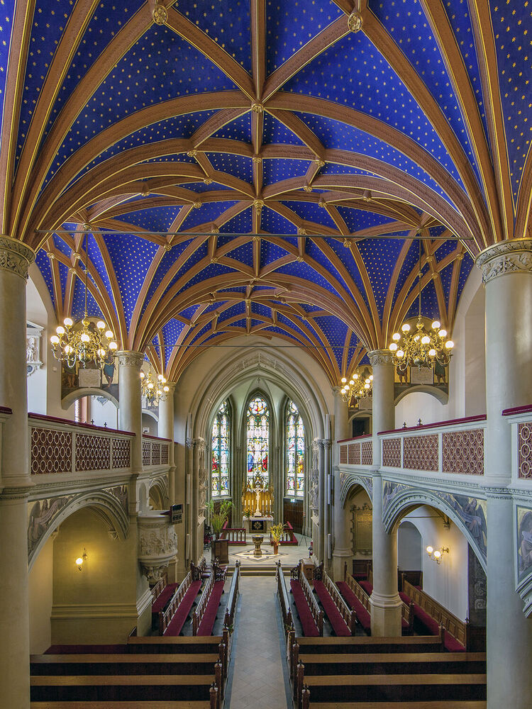 Der Blick in den neugotischen Chorraum der Schlosskirche zeigt die auffällige blaue Deckenfarbe. 